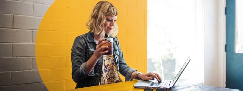 main woman laptop iced coffee